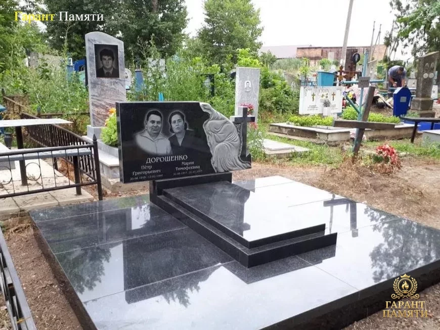Памятник из гранита "Семейный - Плачущая с крестом" 34